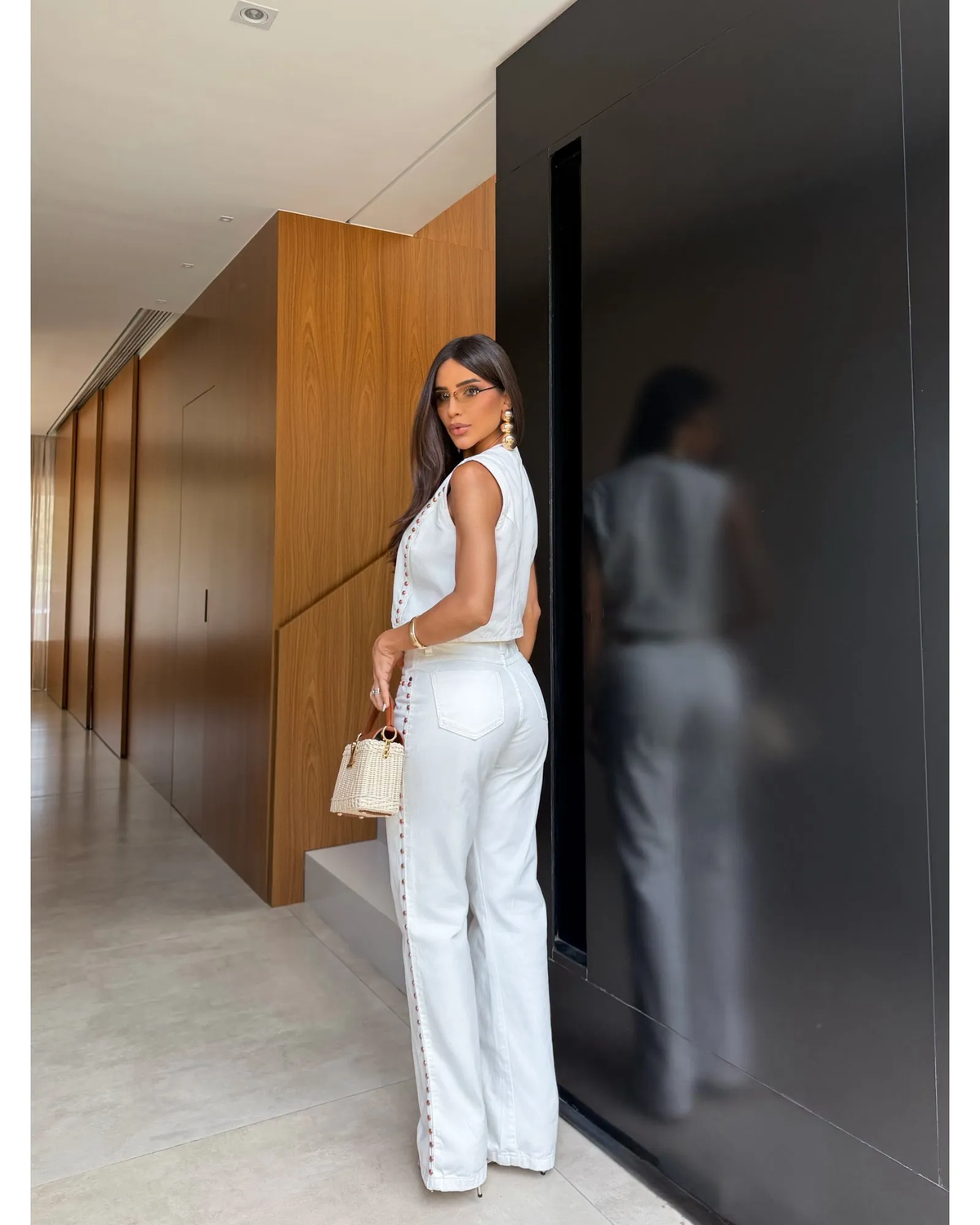 PANTALON JEANS WIDE LEG CON APLIQUE