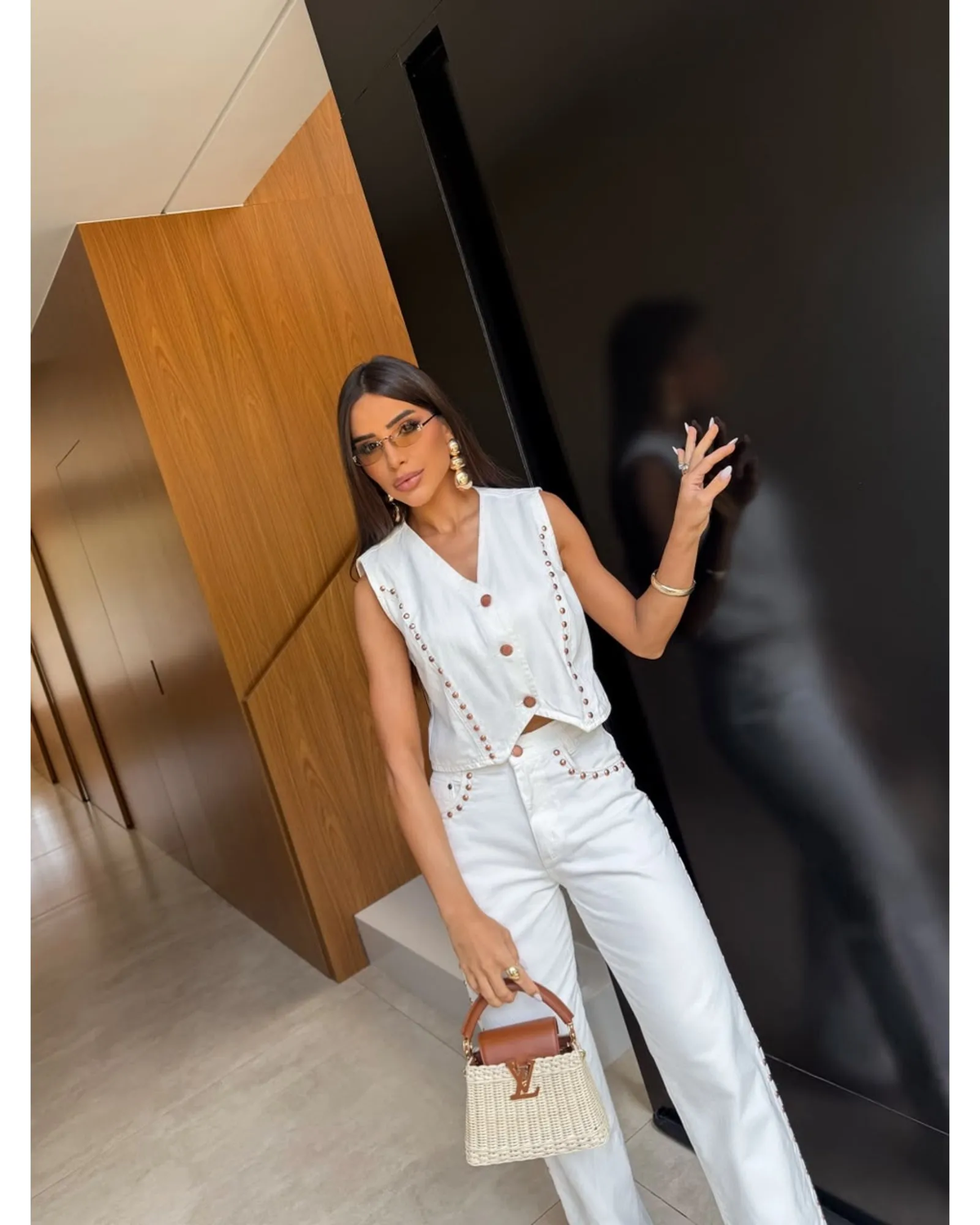 PANTALON JEANS WIDE LEG CON APLIQUE