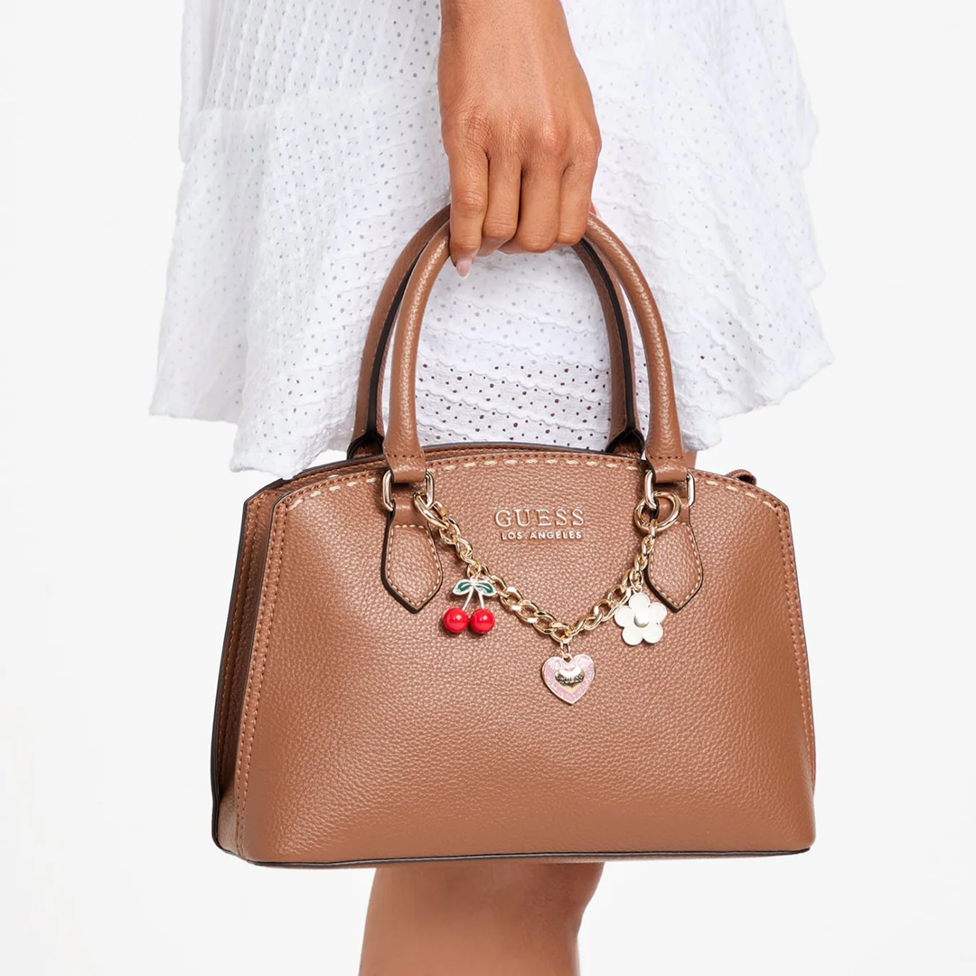 GUESS CARTERA LYNNE CHARM SMALL SATCHEL - COGNAC