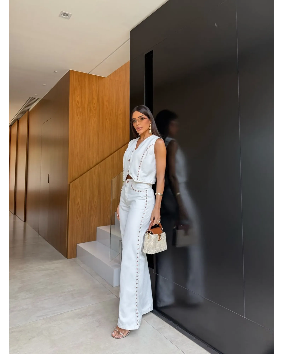 PANTALON JEANS WIDE LEG CON APLIQUE